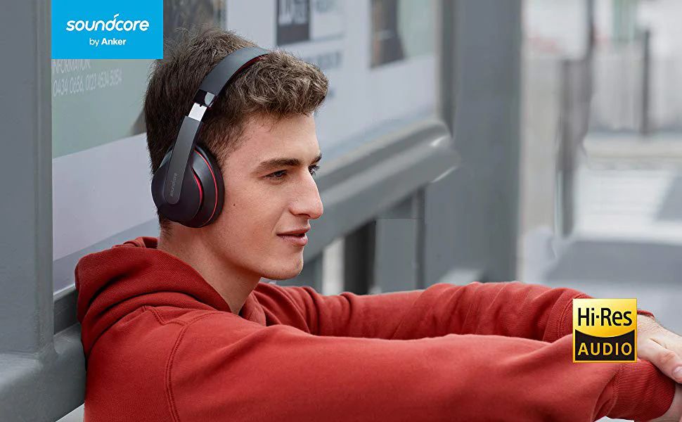 Kablosuz kulak üstü kulaklık Anker Soundcore Life Q10 Kablosuz Bluetooth 5.0 kulaklık, CD kalitesinde ses deneyimi sunar. İnce detaylar ve zengin tonlar, benzersiz bir işitsel deneyim için bu kablosuz kulak üstü kulaklıkta bir araya getirilmiştir. Yüksek çözünürlüklü sertifikalı ses kalitesine sahip olan Life Q10'un 'Yüksek Çözünürlüklü' logosu, yalnızca sanatçının amaçladığı şeyin en doğru temsilini üretebilen ses cihazlarına verilen olağanüstü bir ses kalitesidir. Geleneksel kulaklıklardan farklı olarak Life Q10, en zengin ve en incelikli dinleme deneyimi için 40 KHz'e kadar ses sunar. Kablolardan bağımsız müzik dinleme ayrıcalığı sağlayan Anker Soundcore Life Q10 ayrıca; güçlü ses vuruşu, uzun pil ömrü, gürültüyü engelleme özelliği, bluetooth bağlantısı, kusursuz görünümü ve ergonomik yapısı ile size bir kulaklıktan çok daha fazlasını vadeder.