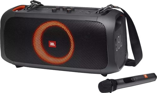 Plaj partilerinden festivallere kadar, JBL PartyBox On-The-Go ritmi görmenizi, duymanızı ve hissetmenizi sağlar. Göz kamaştırıcı ışık gösterisiyle senkronize edilmiş 100 watt güçlü JBL Pro Sound ile yüksek sesle açın. Bluetooth, USB, AUX ve TWS (True Wireless Stereo) bağlantısıyla en sevdiğiniz şarkılara erişin, arkadaşlarınızla beraber JBL kablosuz mikrofonlarla yüreklerinizi dile getirin ya da birlikte çalmak için enstrüman girişini kullanın. Şişe açacağı, dolgulu omuz askısı, şarj edilebilir pili ve IPX4 su sıçramasına karşı korumasıyla JBL PartyBox On-The-Go, partiyi başlatmak ve yanınızda götürmek için ihtiyacınız olan her şeye sahiptir.