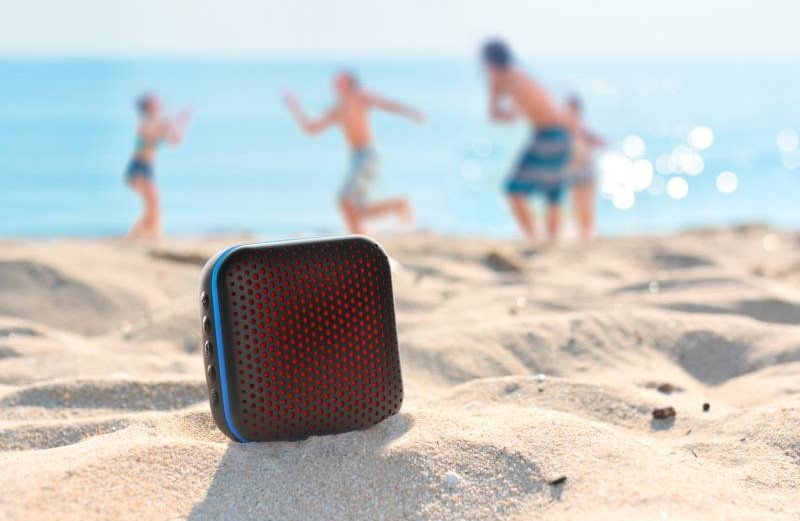 Sağlam ve IPX7 su geçirmez Bu taşınabilir Bluetooth hoparlör IPX7 koruması sunar. Yani, 30 dakika boyunca 1 metreye kadar derinlikteki suyun içerisinde kalabilir. Duşta, havuz kenarında hatta havuzun içinde parti yapabilirsiniz. Kablosuz kapsama alanı 20 metredir.