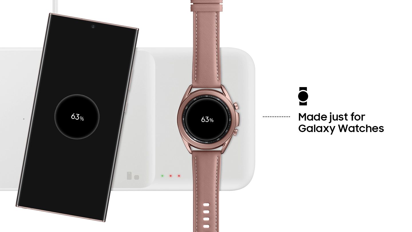 Galaxy Watch'ınız için doğru uyum Galaxy saatler için ayrılmış noktayla, gününüzü geçirmeniz için saatinizin gücünü açık tutabilirsiniz. Şarj cihazının sağ tarafında bulunan bir iç mıknatıs, saatinizi şarj etmek için yerine yönlendirir. Sol tarafta ise telefonunuzu, Galaxy Buds serisini ve daha fazlasını şarj edebilirsiniz.