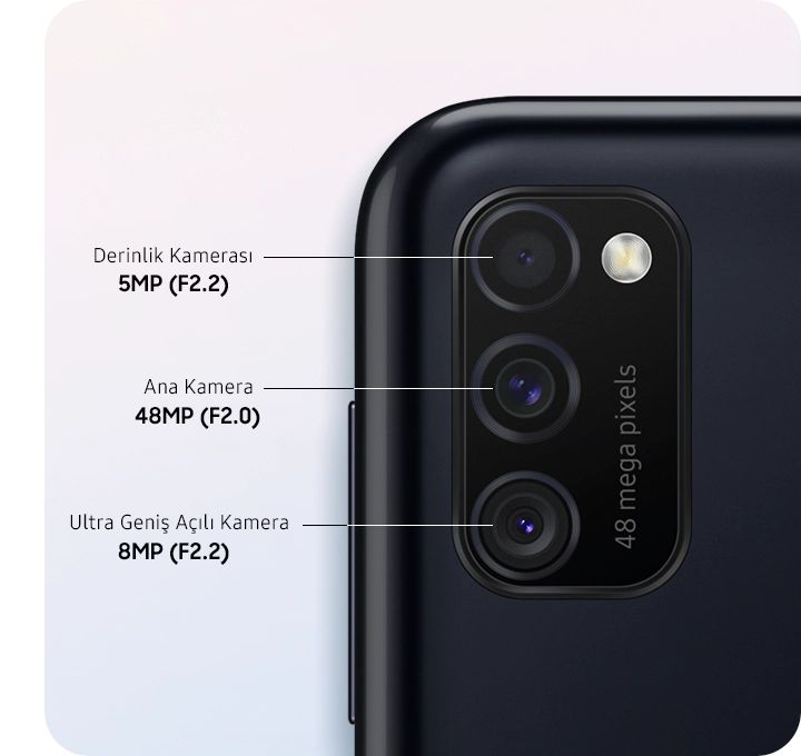 Üçlü Arka Kamera ile her anı yakalayın   Galaxy M21’in Üçlü Arka Kamerası, daha fazla perspektifle daha güzel fotoğraflar çekmenizi sağlıyor. 48MP Ana Kamera, gün ve gece boyu net fotoğraflar çekerken, 8MP Ultra Geniş Açılı Kamera önünüzdeki sahnenin daha büyük bir bölümünü çekmenizi, 5MP Derinlik Kamerası da arka planı bulanıklaştırarak fotoğrafınızı öne çıkarmanızı sağlıyor. 